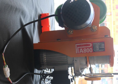 雙開門冰箱重達150公斤,搬運工用微型電動葫蘆吊冰箱上樓